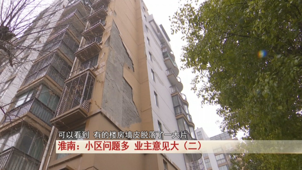 业主进出小区要爬窗