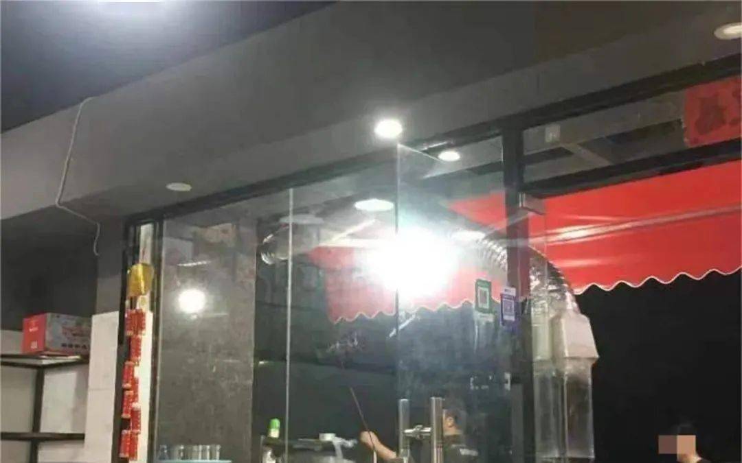 炸串店大门半夜被人砌上水泥墙