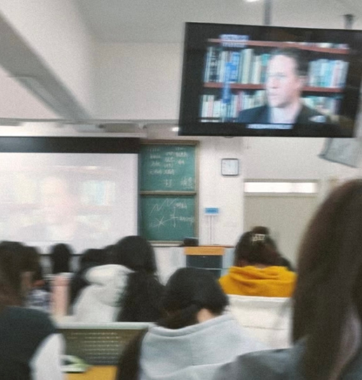 学校将校长聊天记录投屏到地铁站