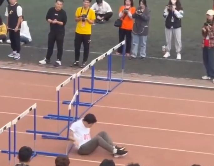 男子家中滑倒双腿卡护栏数天