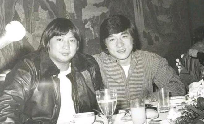71岁成龙与友人聚餐：巨星风采依旧，私下生活大揭秘！