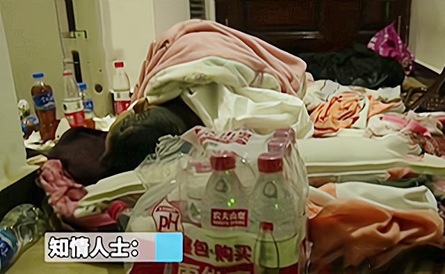 老人被拒门外睡楼道