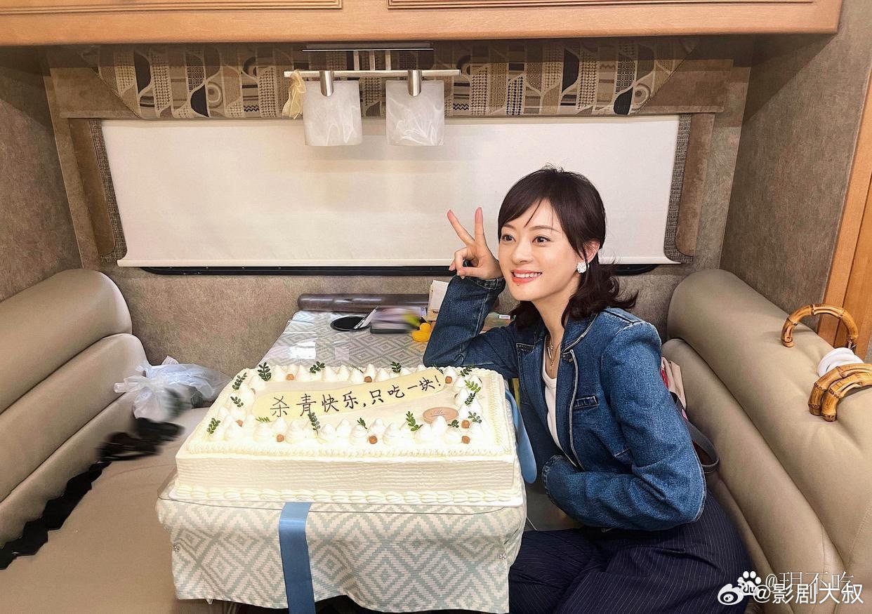 孙俪发文庆祝甄嬛319岁"生辰"，网友：娘娘太会玩了！