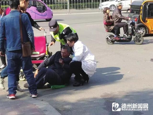两外卖小哥扶起八旬摔倒老人送回家