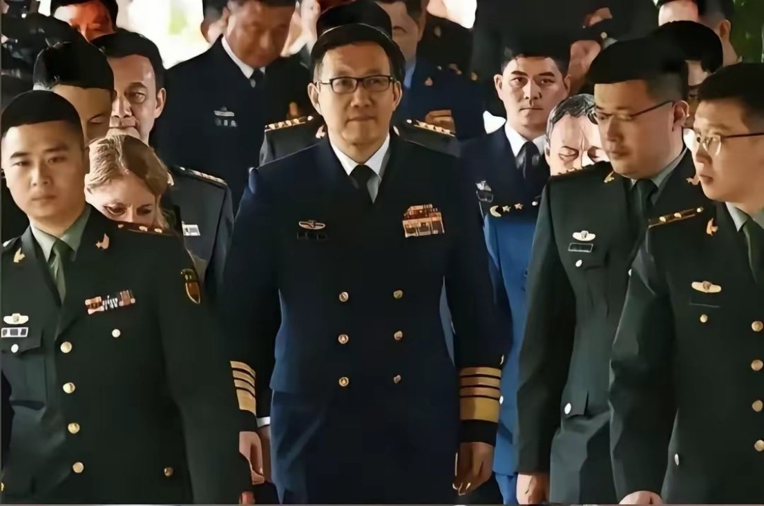 网友在德国拍到中国防长董军