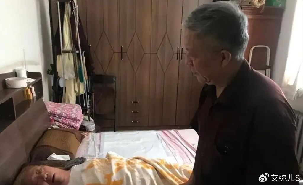 评论员谈病重老人在银行取钱时去世
