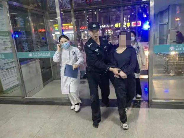 医院回应120医护疑用手铐控制病人
