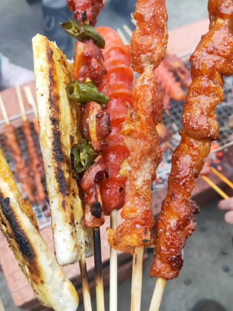 官方回应烧烤店泔水桶捞出肉串再烤