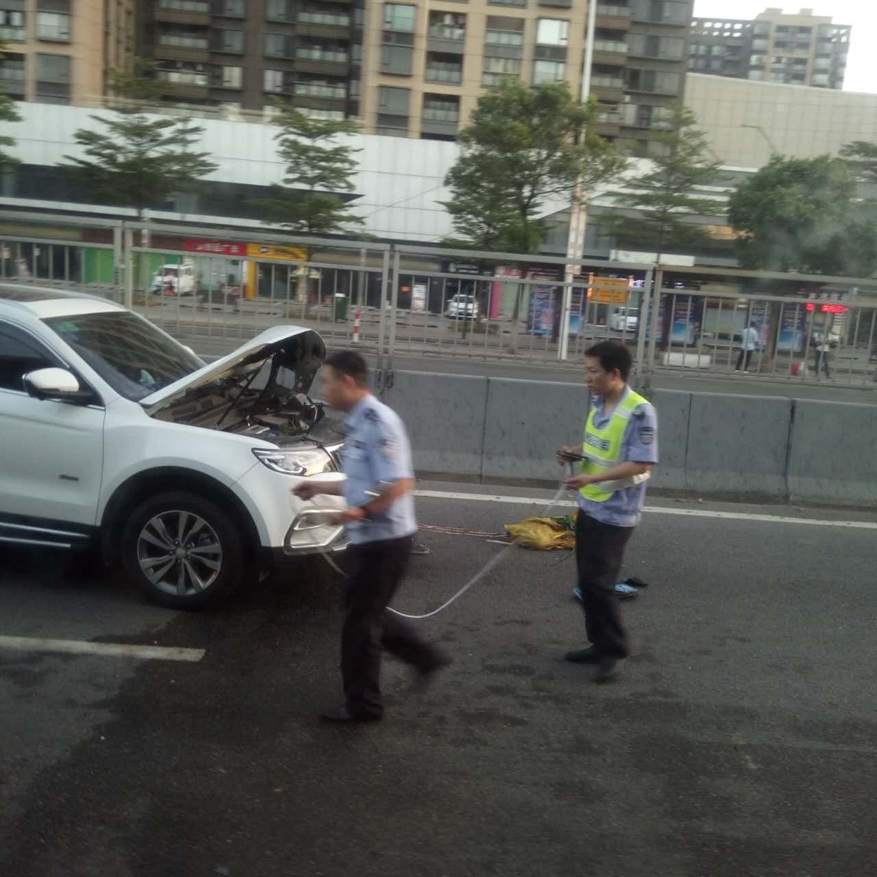小车遭夹击2人身亡