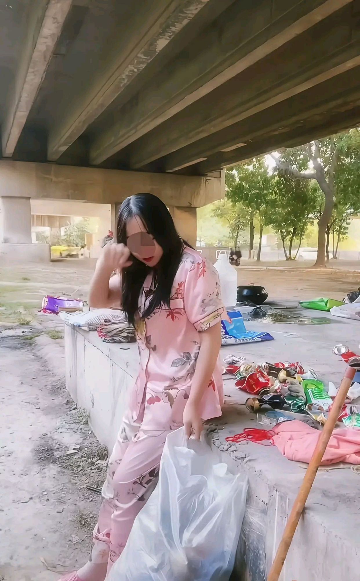 创业失败负债百万女子靠扛楼还债
