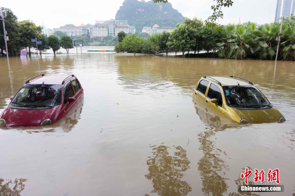 广西梧州一地暴雨冲走10多辆车