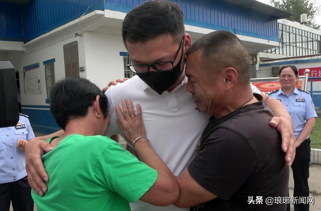 夫妻离婚近30年再见时仍高兴相拥