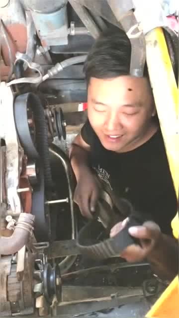 90后摩托车修理工用修车工具作画