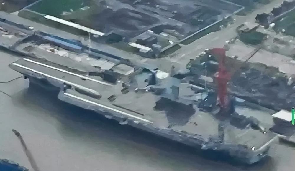 空中无人机航母将首飞 可载百枚弹