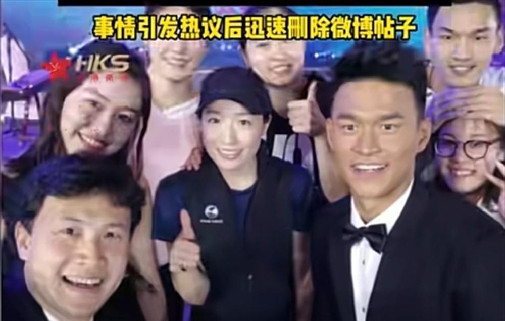 孙杨帮潘展乐贴好冠军号牌：泳坛传奇的温情瞬间，背后故事令人动容！