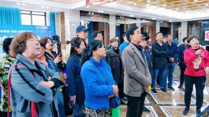 男子报团旅游遭女团友“诱惑”秒拒