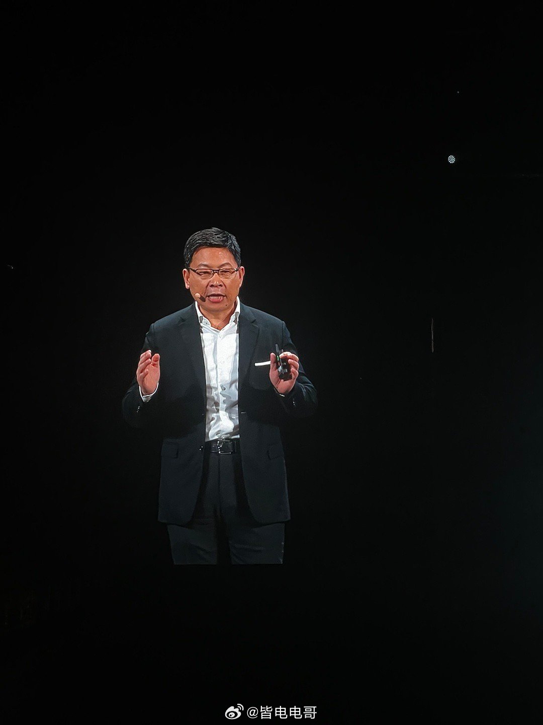 余承东发布会尾声多次激动挥拳