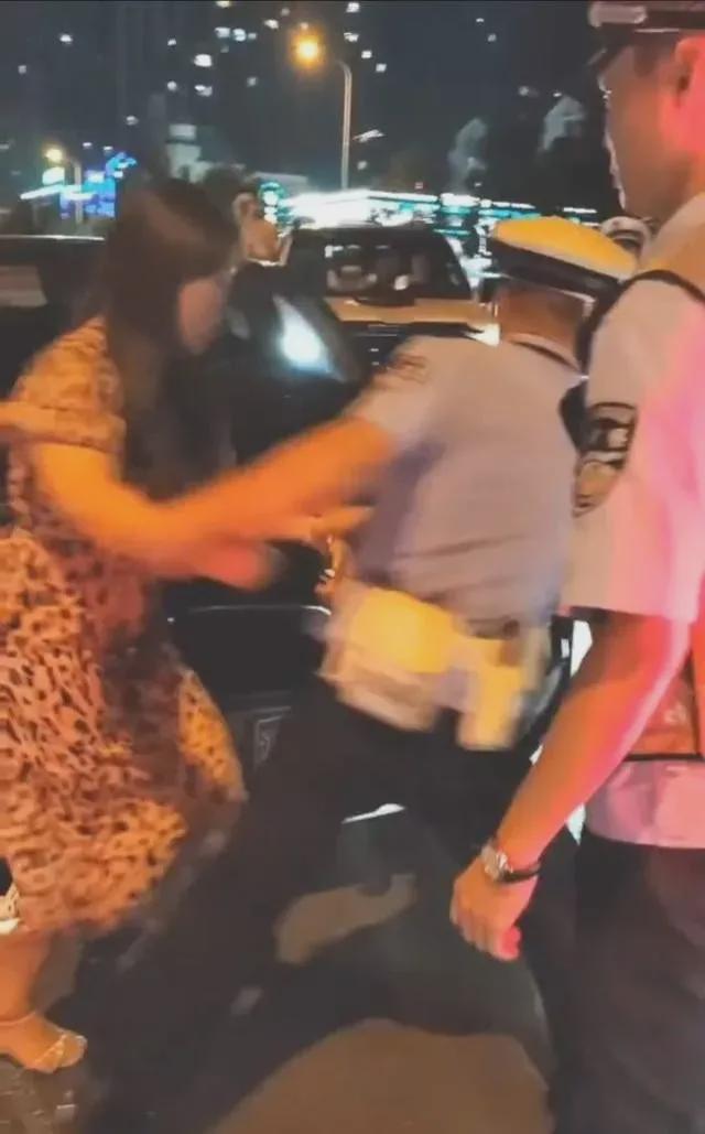 宝马女司机拖行虐猫致死？警方澄清
