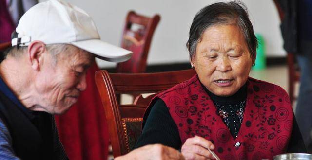 84岁老人替闺蜜相亲：我80岁有新老伴