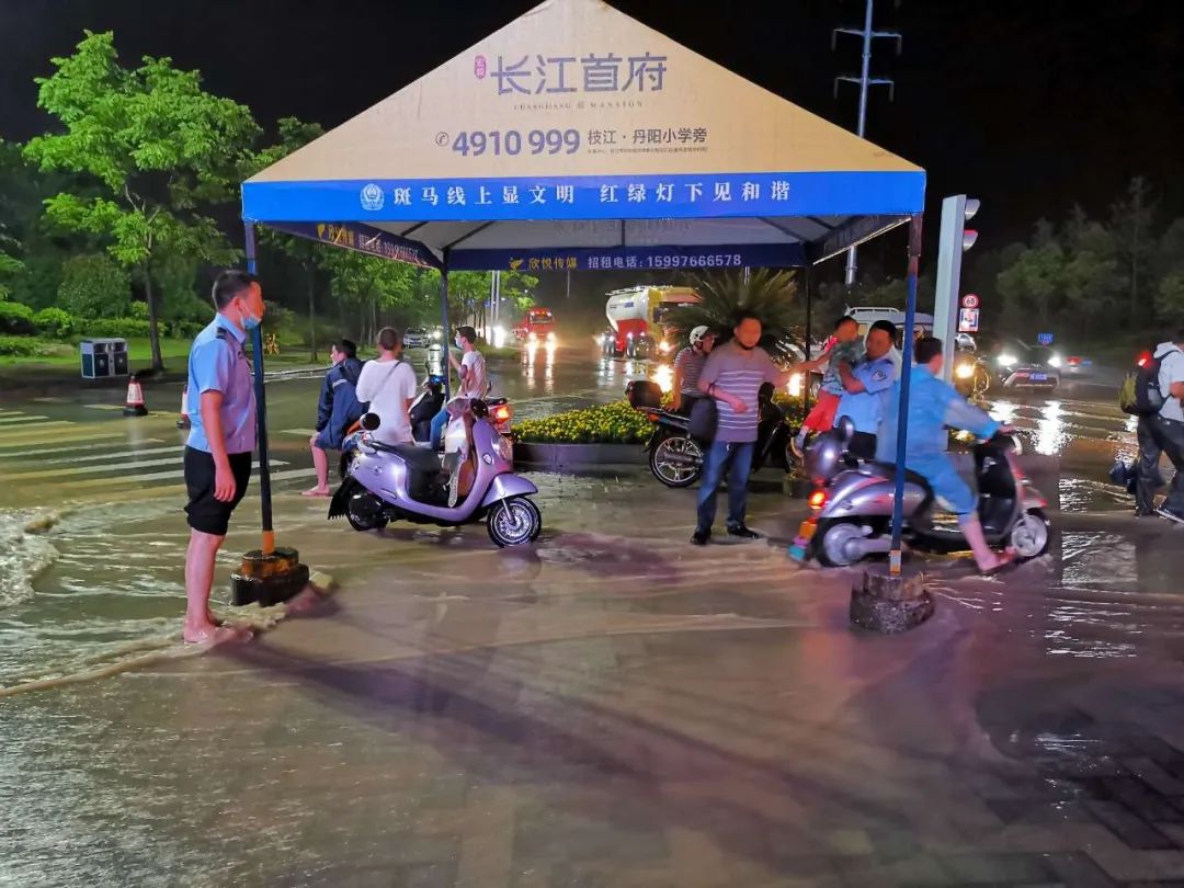 环卫垃圾倒路面积水