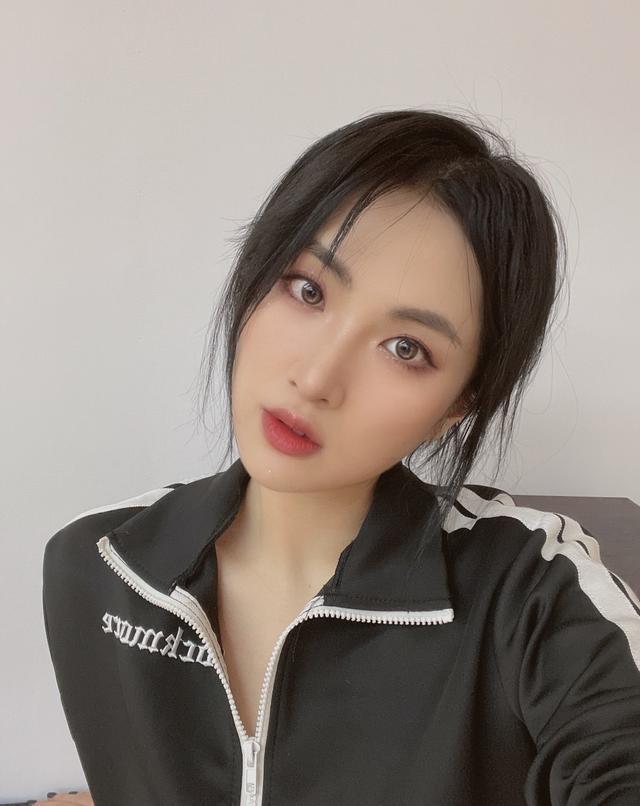 姚安娜戴工牌到车间工厂打工