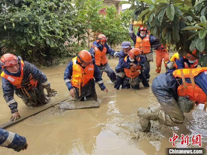 云南暴雨两名工人被大水冲走遇难