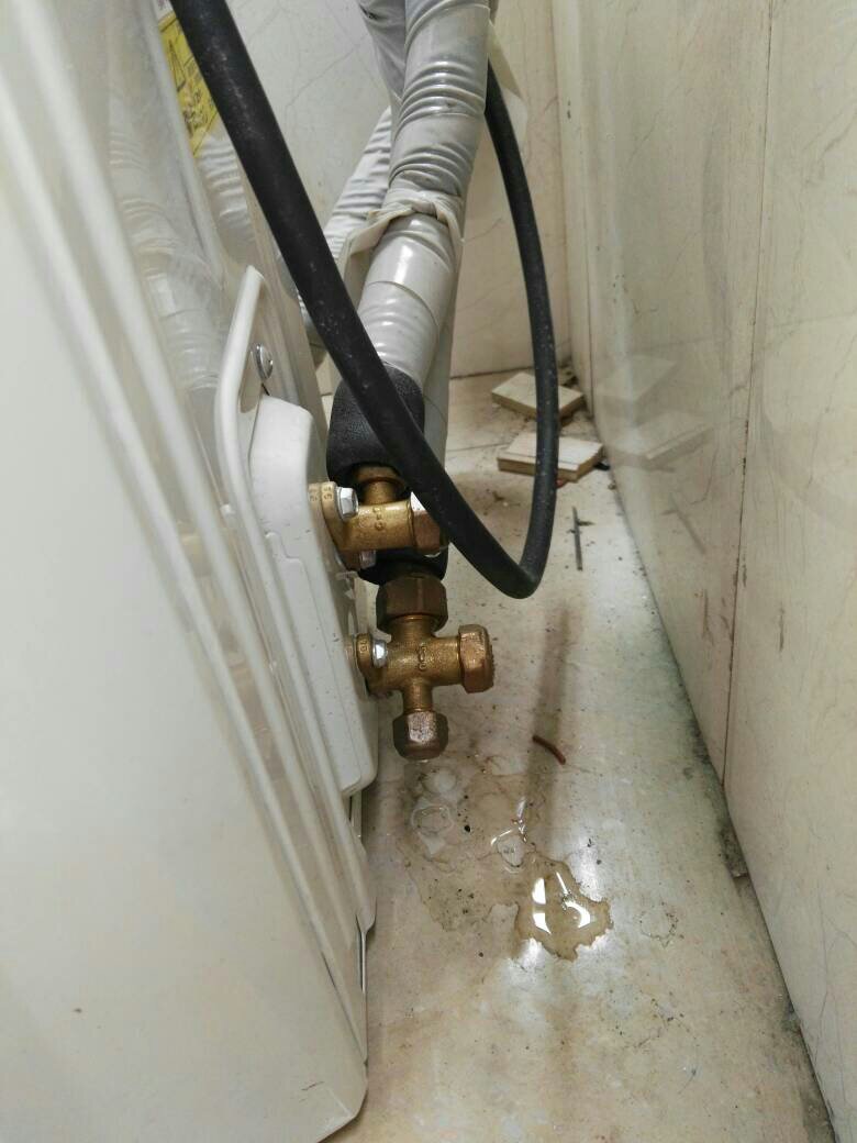 维修师傅用塑料瓶解决空调水管堵塞
