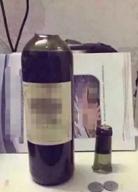 大爷找护士借剪刀开酒瓶被教育