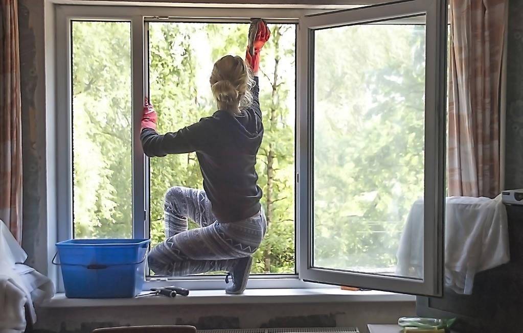保洁大爷擦玻璃猝死