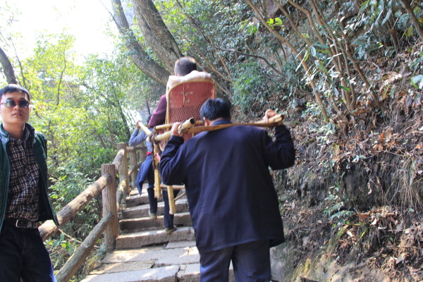 “重量级”游客雇3名轿夫抬轿下山