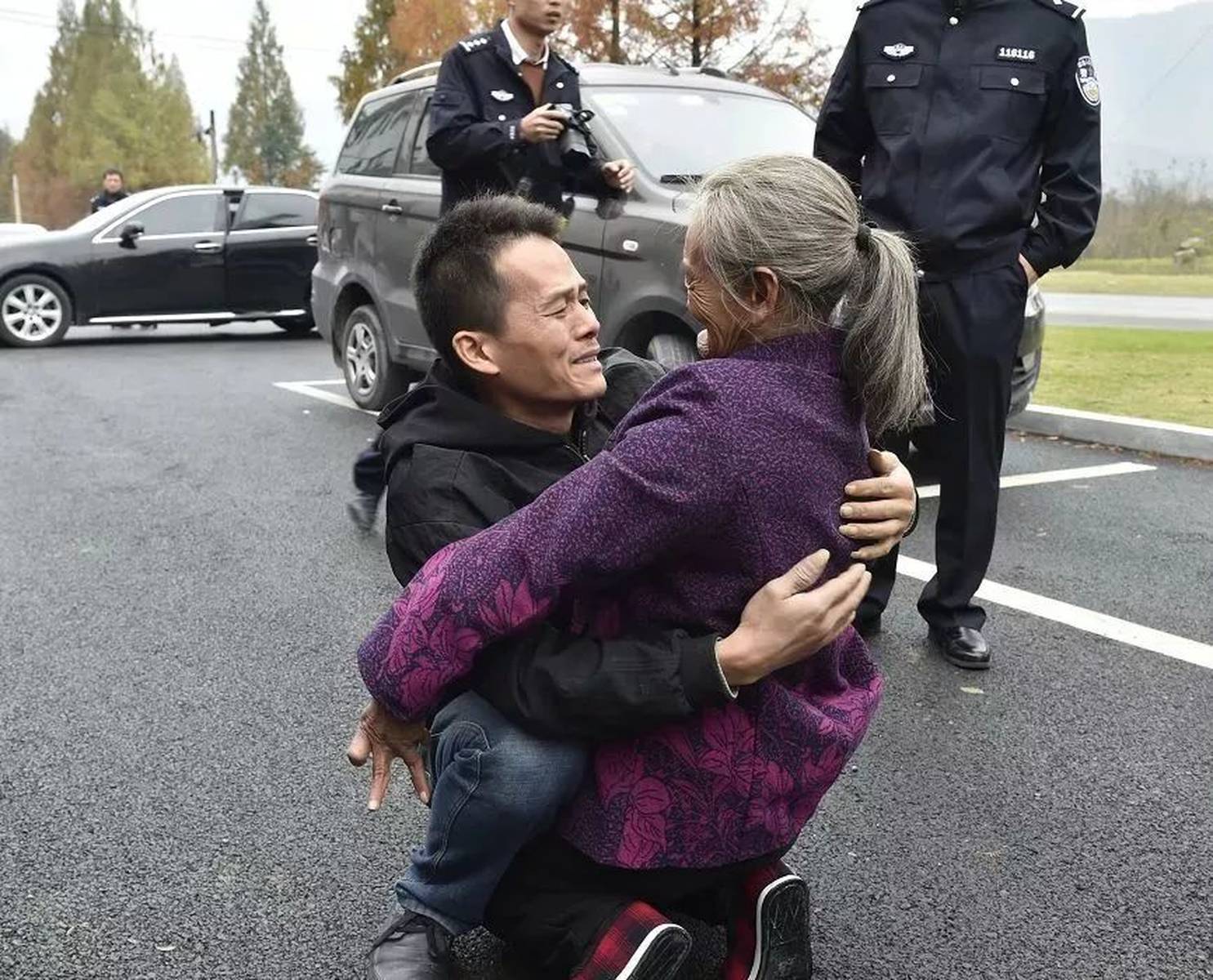 骑行队获好心夫妇救助离别时落泪