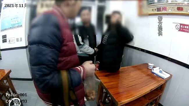 女老板被醉酒顾客打后还击改判无罪