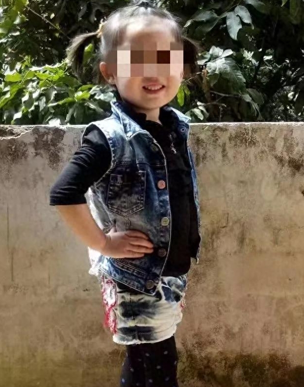 震惊！5岁女童伴父母腐尸至少5天后求助，背后真相令人心碎