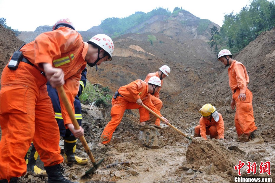 突发！山体滑坡19人被困，生死救援正在进行中！