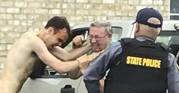 震惊！精神病人被警方扑倒受伤 13天后身亡，真相究竟如何？