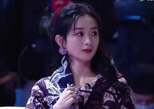"造型师回应赵丽颖裙子争议"引爆热搜！网友炸锅：这解释能服众吗？