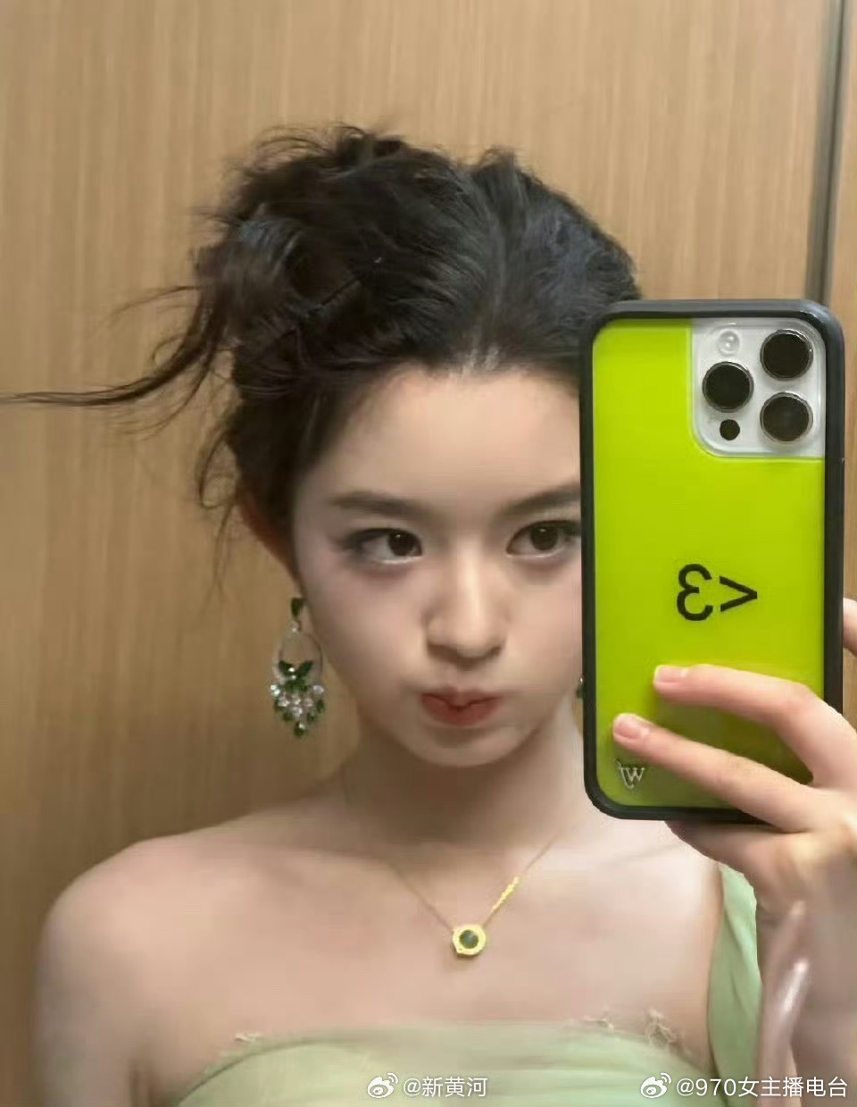 震惊！天价耳环女星黄杨钿甜父亲被调查，背后真相令人咋舌！