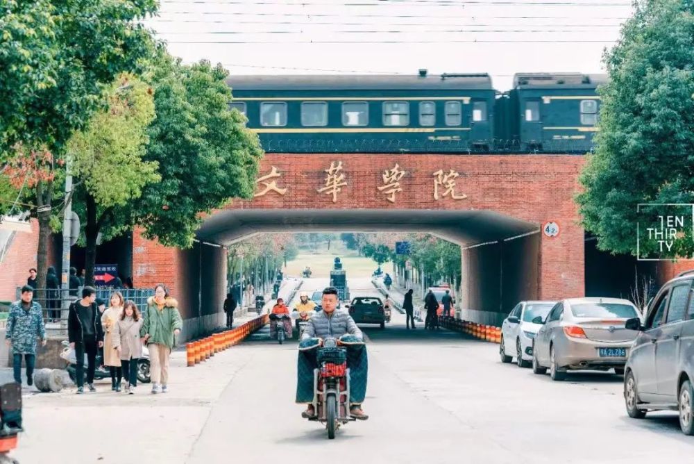 震惊！武汉暴雨武大校门口被淹，师生出行受阻！最新情况速览