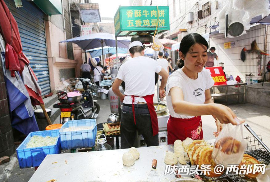 "90后夫妻街头卖艺"引热议：他们为何放弃稳定工作？背后故事令人动容！