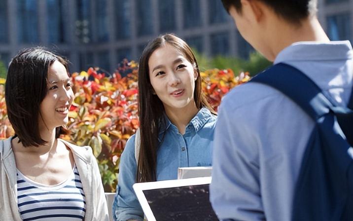 震惊！高校男生偷拍女性被当场抓获，校方回应引热议