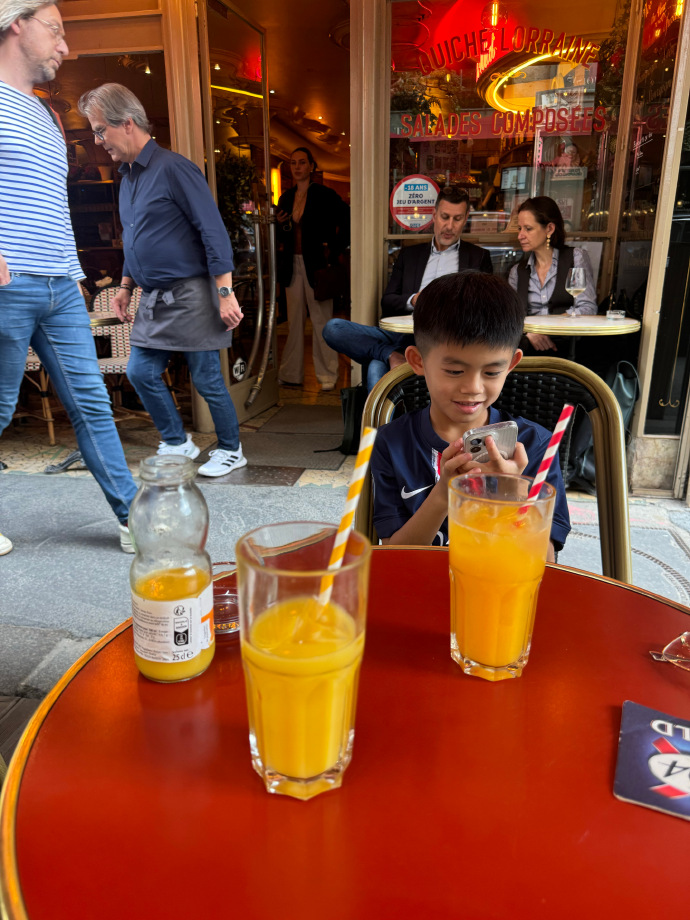 震惊！孩子排队就为蹬一杯纯橙汁，背后原因让人暖心！