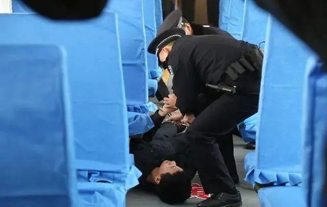 震惊！火车顶惊现流血男尸，警方紧急介入调查（附最新进展）