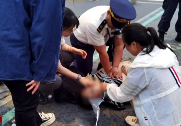 暖心！女子跌落下水道脱险后原地提醒路人，网友点赞"最美守护者"
