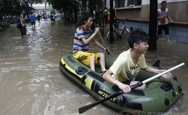 震惊！武汉暴雨家长划桨板接娃，这一幕让人揪心又暖心！
