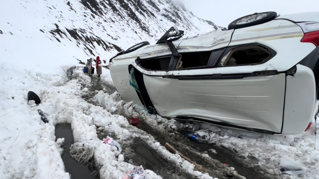 惊魂一刻！6名老人四川雪山自驾翻车1死1伤，背后真相令人揪心