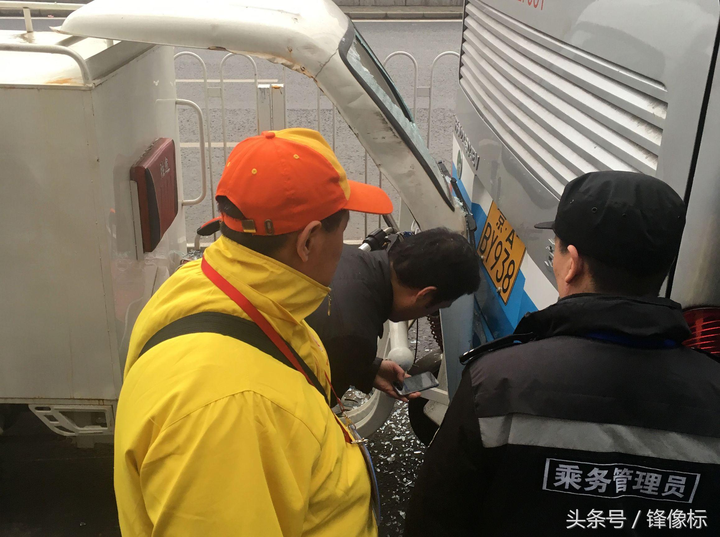 震撼体验！第一次坐上会导盲的公交车，盲人出行迎来革命性突破！