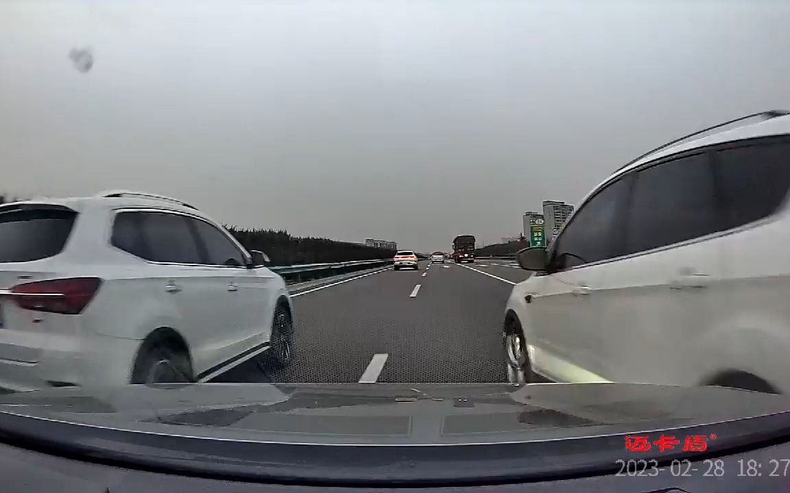 惊魂一刻！高速上演“刀片超车” 两车瞬间报废，司机险丧命！