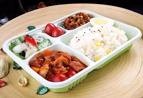 🚨警惕！外卖盒盛60℃以上食物会释放有毒物质，你每天都在"慢性中毒"？