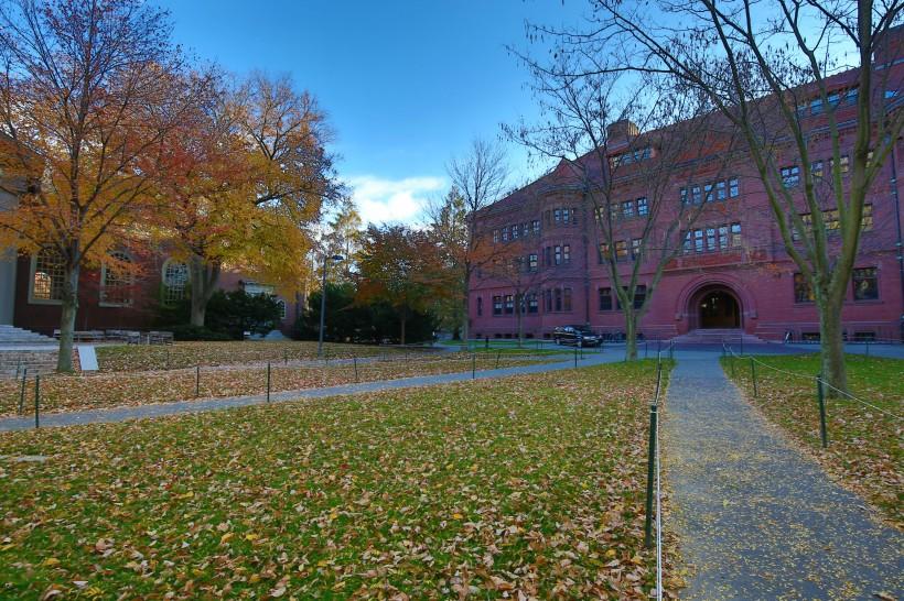 震惊！哈佛大学现有外国学生必须转学，政策突变引发全球关注