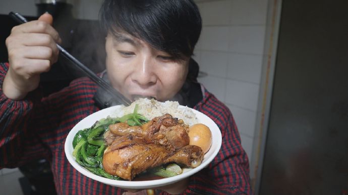 震惊！小伙连吃28天鸡腿饭瘦了10多斤，专家揭秘背后真相